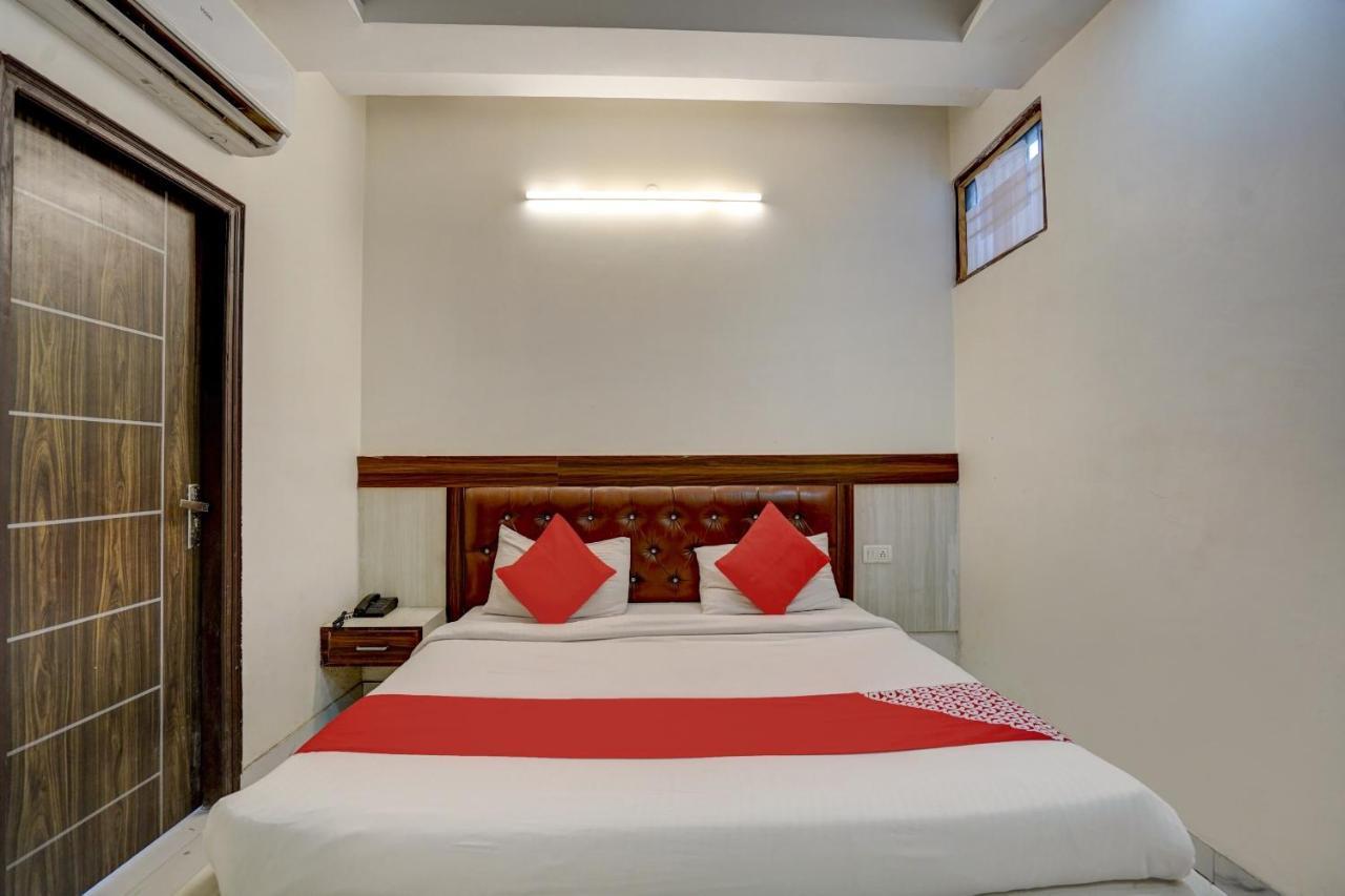Oyo 78981 The Diamond Nest Noida Exterior foto